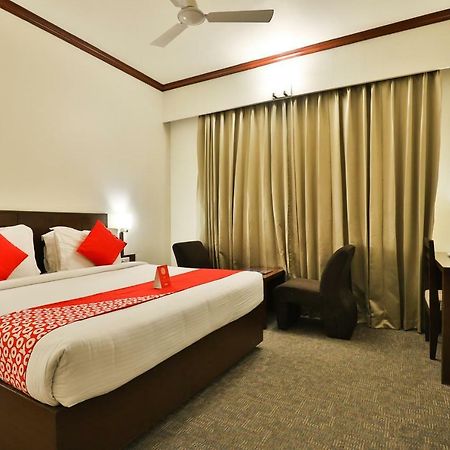 Oyo 4320 Hotel Aum Regency Vadodara Zewnętrze zdjęcie