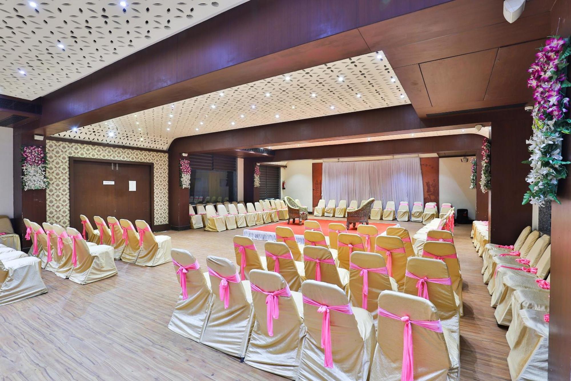 Oyo 4320 Hotel Aum Regency Vadodara Zewnętrze zdjęcie
