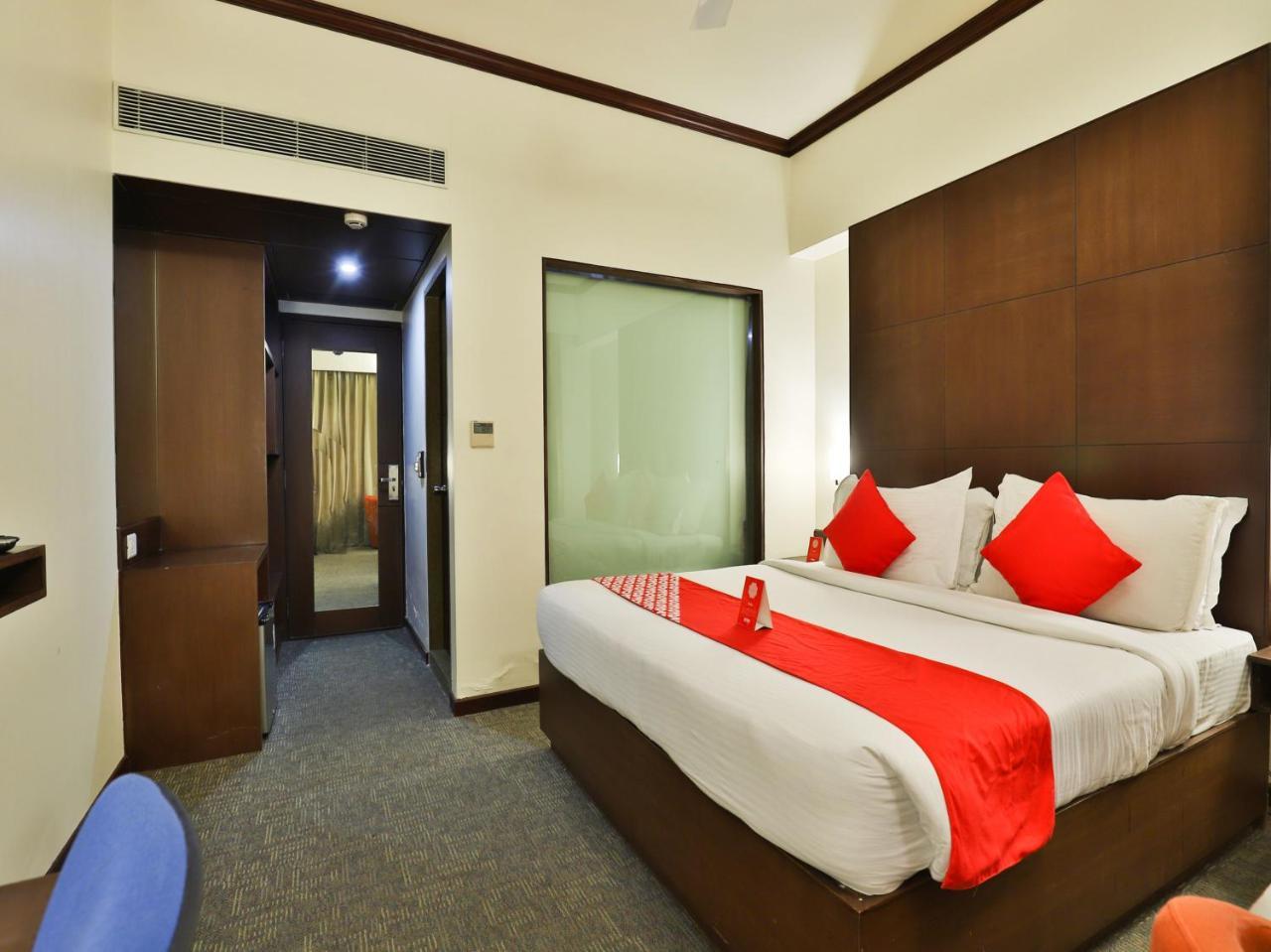 Oyo 4320 Hotel Aum Regency Vadodara Zewnętrze zdjęcie
