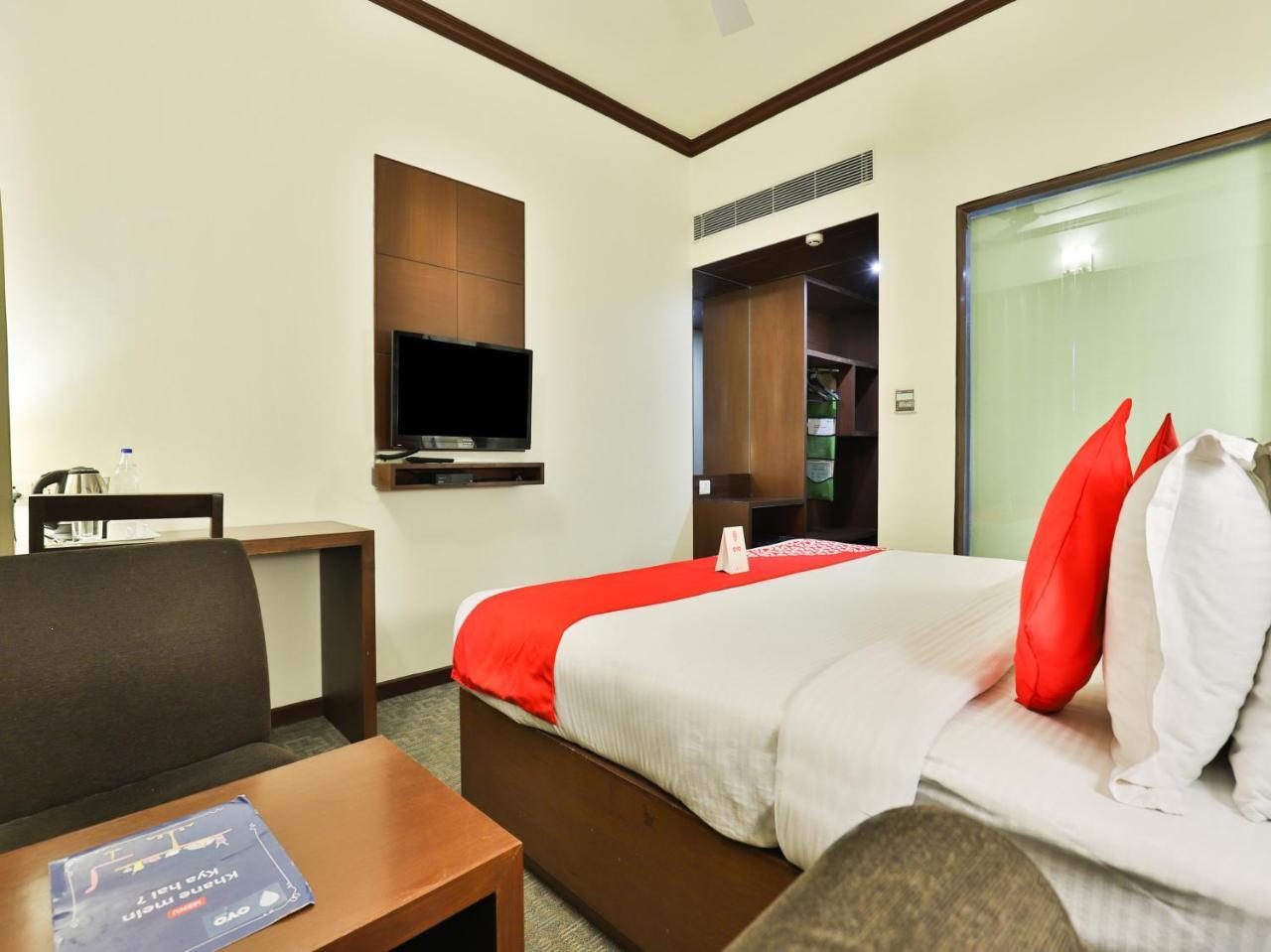 Oyo 4320 Hotel Aum Regency Vadodara Zewnętrze zdjęcie