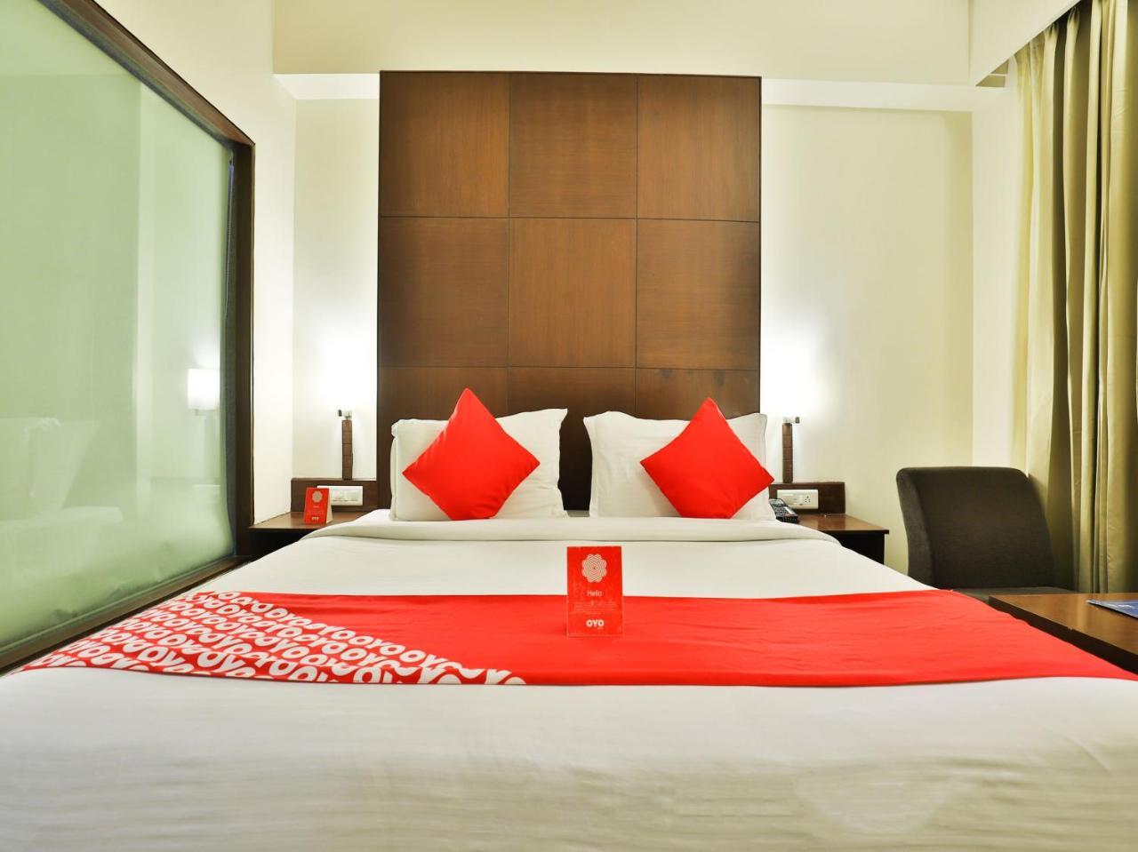 Oyo 4320 Hotel Aum Regency Vadodara Zewnętrze zdjęcie
