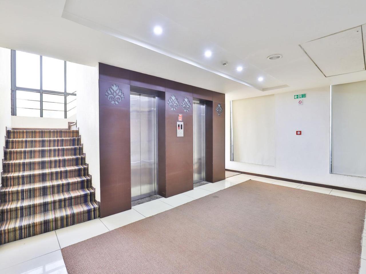 Oyo 4320 Hotel Aum Regency Vadodara Zewnętrze zdjęcie