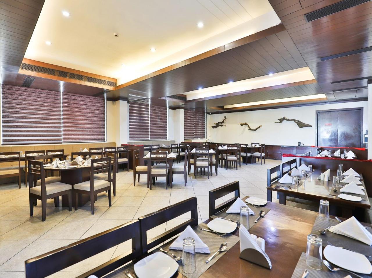 Oyo 4320 Hotel Aum Regency Vadodara Zewnętrze zdjęcie