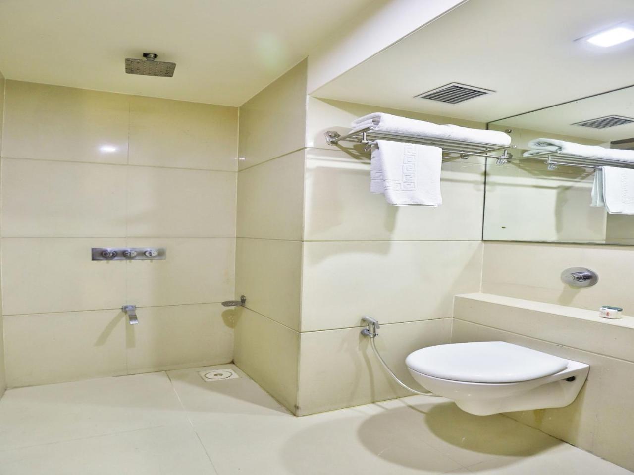 Oyo 4320 Hotel Aum Regency Vadodara Zewnętrze zdjęcie
