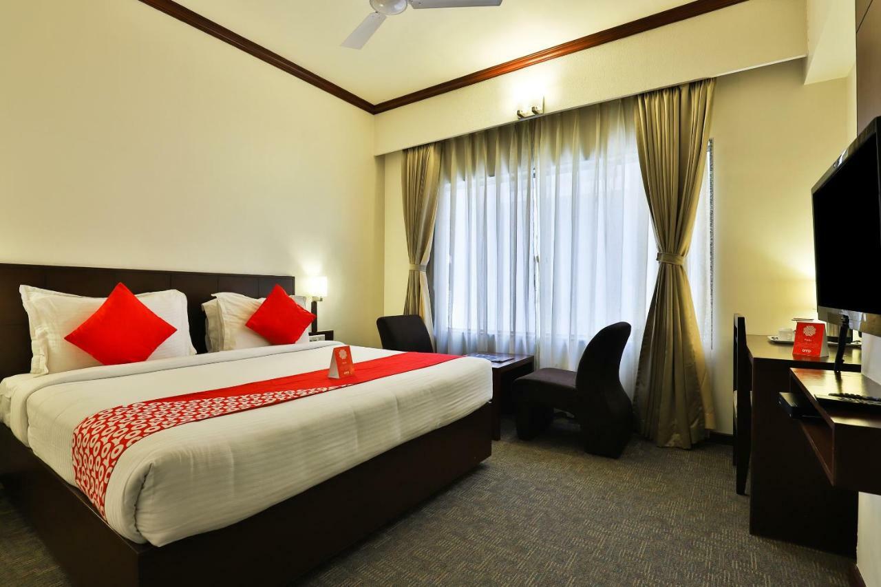 Oyo 4320 Hotel Aum Regency Vadodara Zewnętrze zdjęcie